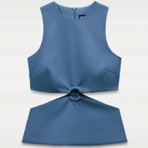 Blå ärmlös topp med ringdetalj - Snygg blå ärmlös topp med rund hals och unik ringdetalj i midjan som skapar en cool cut-out effekt. Perfekt att styla med både jeans och kjol för en trendig look. Köpte här på plick men den var inte i rätt storlek så därav säljer jag den. 