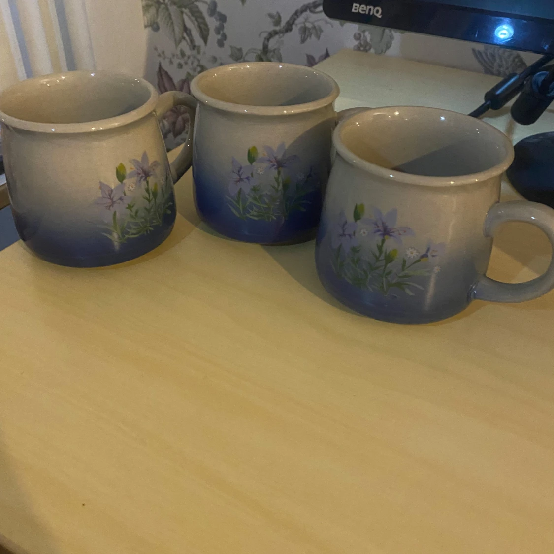 Blåvita keramikmuggar med blommotiv