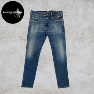Blå jeans från Replay - Snygga blå jeans från Replay. Midja (tvärsöver): ca 43,5 cm | innerbens längd: ca 75 cm | fotvidd: 16,5 cm