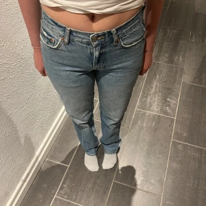 Ljusblå raka jeans - Klassiska ljusblå jeans från Gina Tricot Perfect Jeans med raka ben och normal passform. Jeansen har fem fickor, knappgylf och normala bakfickor. Perfekta för en avslappnad stil och passar till det mesta. Hör av er vid flera frågor eller flera bilder.💛