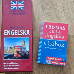 Glostränaren Engelska + Prismas Lilla Engelska Ordbok - Säljer ett set med Glostränaren Engelska och Prismas Lilla Engelska Ordbok. Glostränaren innehåller kort med 500 glosor och förklarande meningar, perfekt för nybörjare. Ordboken har 33 000 uppslagsord och fraser, engelsk-svensk och svensk-engelsk.