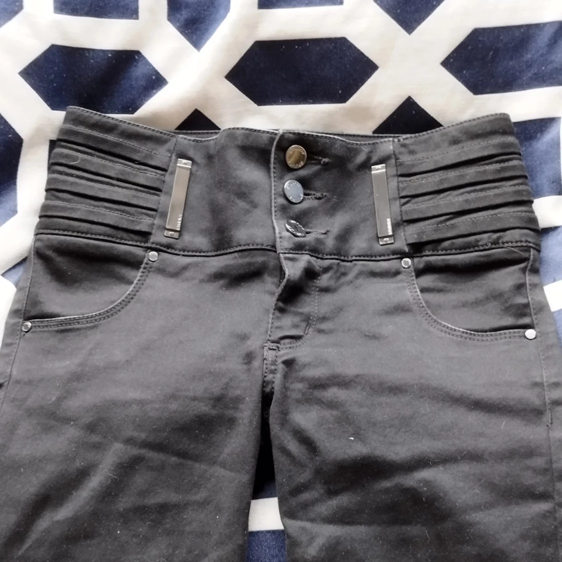 Svarta skinny jeans med detaljer