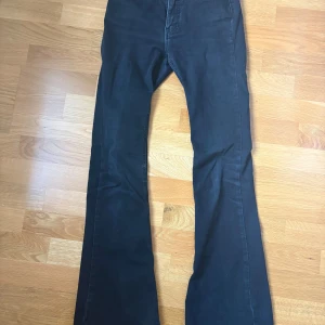 Svarta bootcut jeans från Gina tricot - Svarta jeans från Gina tricot  med bootcut-passform. Klassisk femficksmodell och Låg midja. Jeansen har en stilren look och är perfekta för dig som gillar utsvängda ben. Säljs endast då de är för små. Priset kan diskuteras 