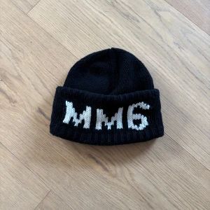 Svart mössa från Maison Margiela - Tja! Säljer min sköna Maison Margiella mössa. Tjockt stickad, varm och skön. Självklart äkta, priset är inte fast i sten