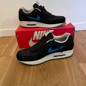 Air Max 1 premium  - Fint skick, fungerar som vardagsskor och sport/gym skor. Hör av dig vid frågor eller funderingar och öppet byte✅