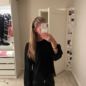 Svart blus - En fin blus i nästa oanvänd skick💗är fåtal gånger använd men saknar en knapp vid ärmen men personligen tycker jag det är snyggast och ha båda ärmarna upp knäppta😁