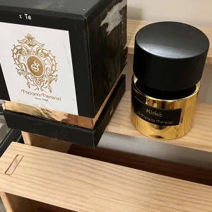 Tiziana Terenzi Kirke Parfym - Exklusiv parfym från Tiziana Terenzi i modellen Kirke. Fullflska väger 352gr och min 322gr. Så uppskattar jag mängden på 80ml+ 