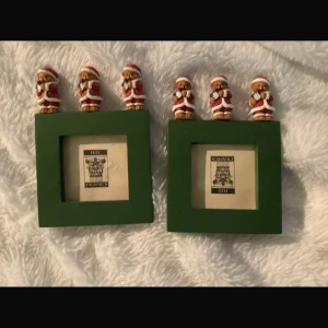 Gröna juliga fotoramar med nallebjörnar oanvända  - Två fyrkantiga gröna fotoramar med söta nallebjörnar utklädda till tomtar på ovansidan. Perfekta för att rama in julminnen eller ge bort som present under vintern.