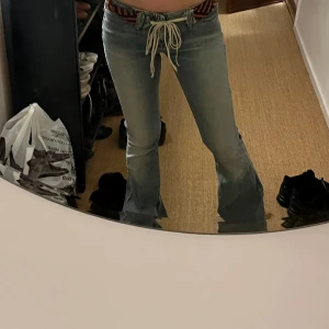 Y2k jeans low waist ! 🌟 - Här har vi ett par snygga low waisted jeans!  Som sitter super bra men har inte fått så mycket användning för! 🌟🌟 Är 170  Midjemått: 39 tvärs över  Innerbenslängd: 88