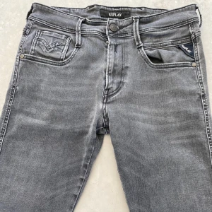 Grå Replay Anbass Jeans - Replay jeans! 💫| Säljer lundensaren feta Replay anbass i topp skick! | Jensen är 30/32| Jeansen är sparsamt använda|