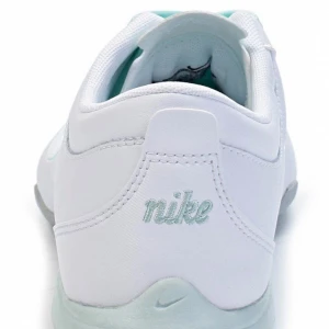 Vita Nike sneakers med mintgröna detaljer - Säljer ett par fräscha vita Nike sneakers med mintgröna snören och detaljer. Skorna har broderad Nike-logga bak och en stilren design med rund tå och platt sula. Perfekta för dig som gillar en clean och sportig look.✅