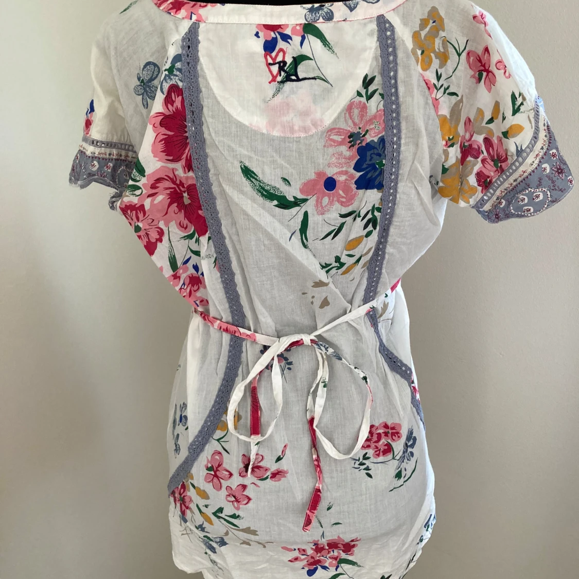 Vit blommig blus med knappar och knytband - 1