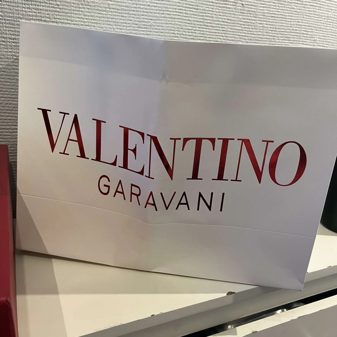 Valentino Garavani vita sneakers med svart detalj - 2