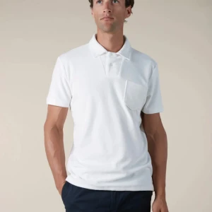 Vit piké t-shirt med bröstficka - Klassisk vit piké t-shirt med krage och korta ärmar. T-shirten har en bröstficka på vänster sida och normal passform. Perfekt för en stilren och enkel look.