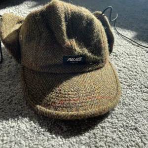 Keps från Palace - Sjukt nice keps från skatemärket Palace. Går att stylea på olika sätt och den är väldigt komfortabel. Använd extremt sparsamt och den är i så gott som nytt skick. Köptes i London för strax under tusenlappen.