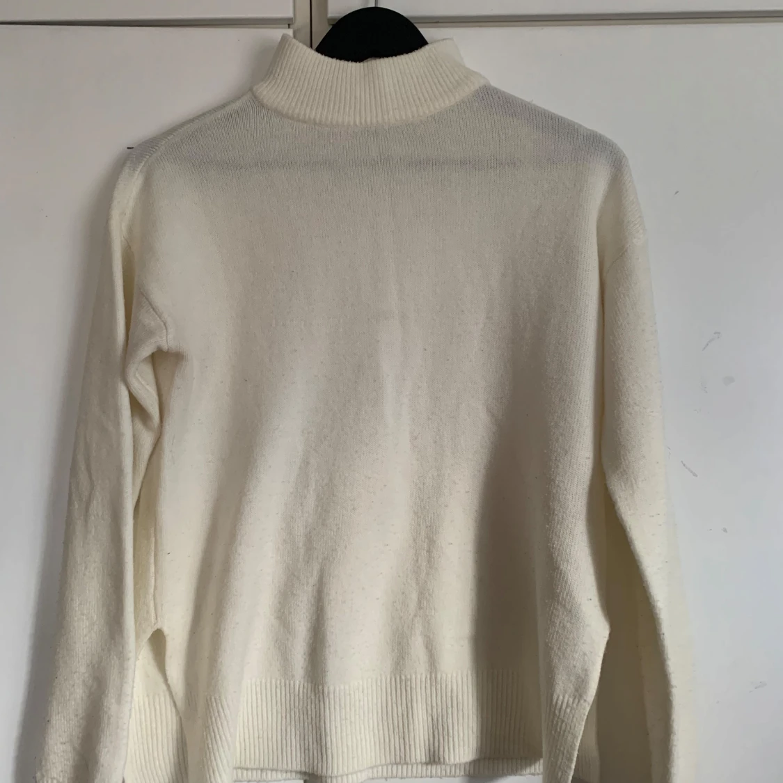 Vit stickad polotröjađ