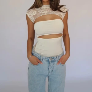 Lucy lace topp - Lucy lace topp i färgen creme från Venderbys i storlek xs/s. Har aldrig användt o prislappen finns kvar. Toppen är slutsåld i denna färg och storlek.