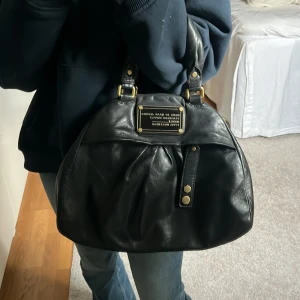Svart handväska från Marc by Marc Jacobs - Säljer nu min svarta handväska från Marc by Marc Jacobs!  🩷 