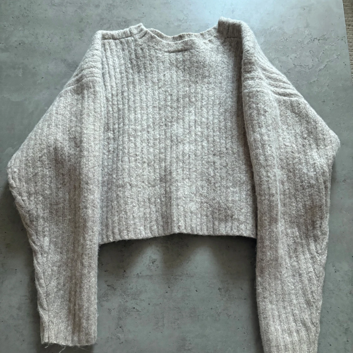 Beige croppad stickad tröja från Weekday - 1