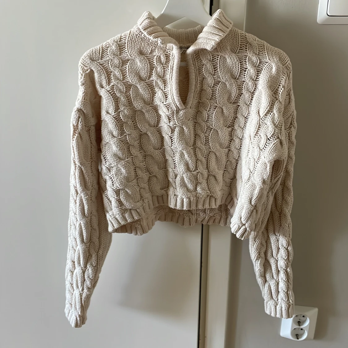 Beige stickad croppad tröja från NA-KD