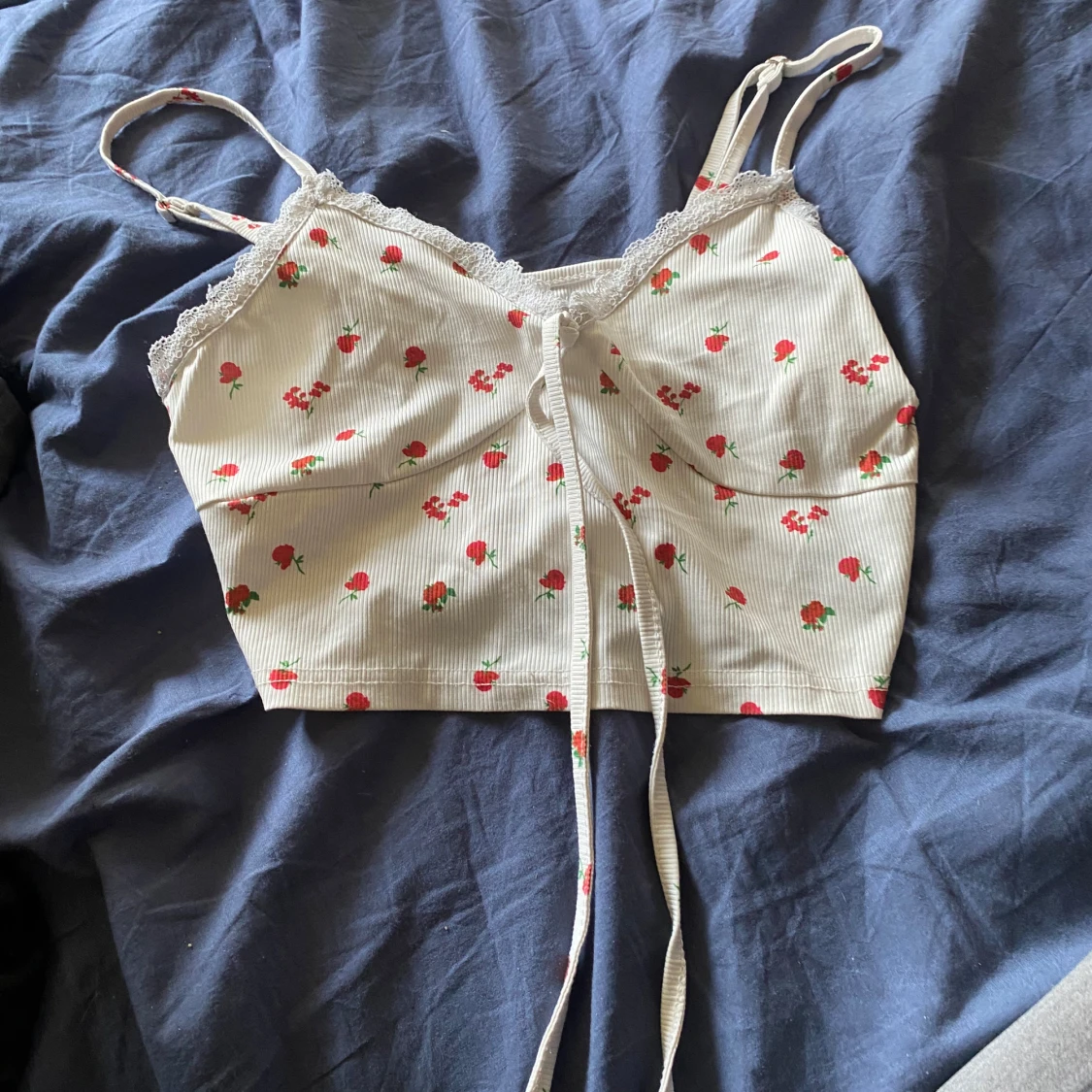 Vit croppad linnetopp med jordgubbsmönster