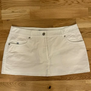 Mini skirt💞 - Säljer denna vita kjolen som jag själv sytt kortare!✨ Längd: 29cm Midjemått (rakt över): ca 41,5💞