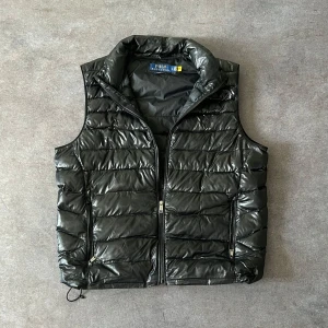 Ralph Lauren Väst - Ralph Lauren Väst | Storlek: M (fits L) | Liten repa på ryggen (syns inte vid användning) | Nypris: ca 3300kr | ActiveResell
