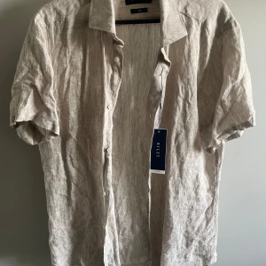 Linneskjorta Riley  - Hej! Säljer en kortärmad linneskjorta från Riley i nyskick. Lappen kvar. Storlek S. Skriv om du har någon fråga!