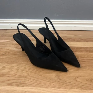 Klackar  - Svarta klackar med öppen häl. Endast använda en gång och säljer för de va lite för små.