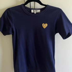 Mörkblå t-shirt från Comme des Garçons Play - Säljer denna snygga mörkblå  t-shirt från CDG. Nästan aldrig använd så är som ny!💙