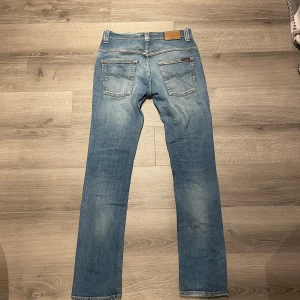 Nudie jeans - Säljer nu ett par Nudie Jeans med modellen Thinn Finn. Riktigt bekväma och riktigt snygga! Nypris 1600kr mitt pris 349kr. Inga som helst skador! Hör av er vid funderingar😁