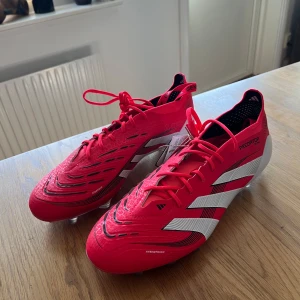 Adidas Predator Elite FT AG fotbollsskor - Säljer ett par Adidas Predator Elite FT AG storlek 42 2/3,  Helt nya aldrig använts. Vid minsta fundering tveka inte på att höra av dig. Nypris 3299kr . Priset är inte hugget i sten och kan diskuteras. 