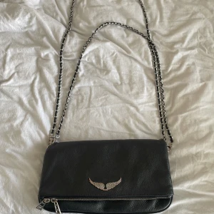 Zadig Voltaire väska  - Säljer nu min svarta Zadig Voltaire väska, den är använd men fof i bra skick. Kom privat för fler frågor. 