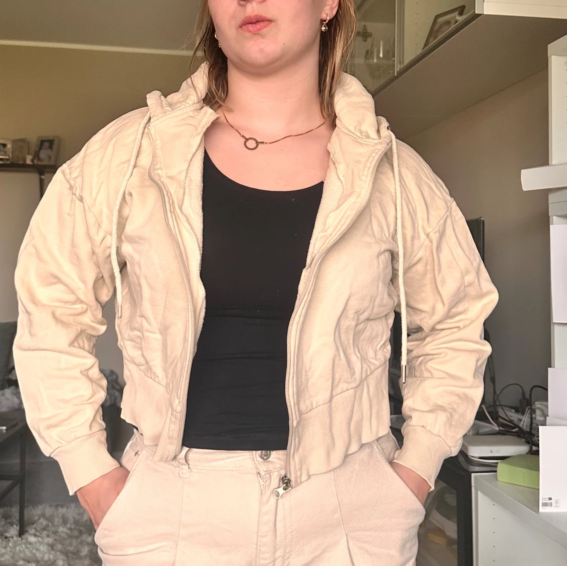 Beige croppad hoodiejacka med dragkedja
