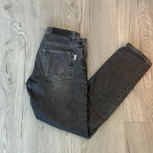 Woodbird jeans - Jag säljer den här woodbird jeansen då den är för liten. Bra och relaxed passform storlek 27/30 och köpte den för 1000kr.