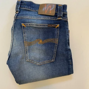 Vintage nudie jeans - Marinblåa vintage nudie jeans (Storlek W31 L32) Mycket bra skick endast liten slitning som syns på sista bilden//  Pris kan diskuteras //  Skriv vid minsta fråga eller fundering💯🤝