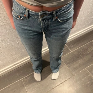 Ljusblå raka jeans från lager 157 - Säljer ett par ljusblå jeans från lager 157 med raka ben och klassisk femficksdesign. Jeansen har knäppning med knappar och råa, slitna benslut. Perfekta till vardags och lätta att matcha med olika toppar. Hör av er vid frågor eller fler bilder.💛