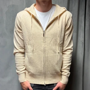Kashmir/Merino Zip hoodie - En riktigt skön beige Kashmir/Merino zip hoodie i storlek S! Modellen är 177cm! Använd 1 gång, därför nyskick på hoodien! Hör av dig vid frågor!🌟