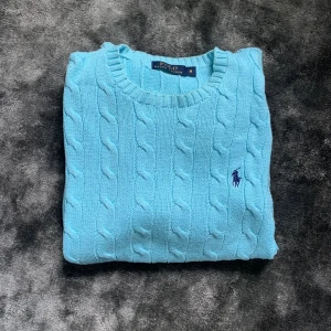 Ralph Lauren tröja - Säljer denna snygga Ralph Lauren tröjan i en väldigt snygg färg. 8/10 skick, köpt för 1200kr