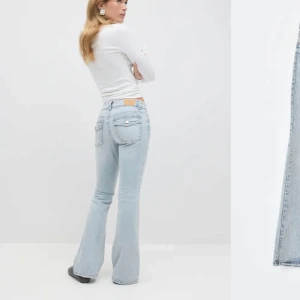 y2k low waist jeans petite - Ett par skitsnygga jeans från Gina tricot i den populära modellen y2k bootcut jeans. Slutsålda på hemsidan. Jeansen är petite så passar perfekt om man är lite kortare! Storlek 36 men passar även 34. Använda fåtal gånger så i perfekt skick❤️Nypris 500. Säljer för 300. Skriv för frågor eller fler bilder❤️
