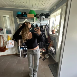 Grå jeans från Stradivarius - Säljer ett par grå tvättade jeans från Stradivarius med klassisk femficksdesign och raka ben. Jeansen har normal passform perfekt för en avslappnad och trendig look.💕