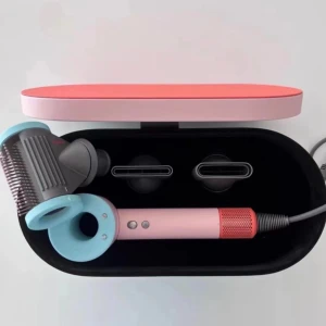 🔥🎉Helt ny Dyson Supersonic hårfön 🎉🔥 - Passa på att köpa denna lyxiga Dyson Supersonic™ hårfön i den unika färgkombinationen beige och turkos. Den är helt ny, kommer med originalförpackning och har garanti! 💎 Perfekt för dig som vill ha salongskvalitet hemma. 💨 Snabb och skonsam styling: Dyson Supersonic™ skyddar ditt hår från värmeskador och ger en fantastisk glans. Med flera magnetiska tillbehör kan du enkelt skapa olika frisyrer – allt från slät finish till volym och lockar. 📦 Vad ingår? 	•	Hårfönen 	•	Alla originaltillbehör 