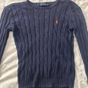 Mörkblå stickad tröja från Polo Ralph Lauren - Jättefin tröja från Ralph Lauren