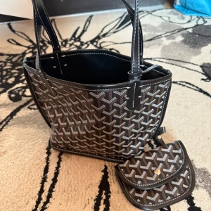 mini väska  - I jätte fint skick använd 2-3 gånger, kan mötas upp i Stockholm annars står ni själva för frakten💕 