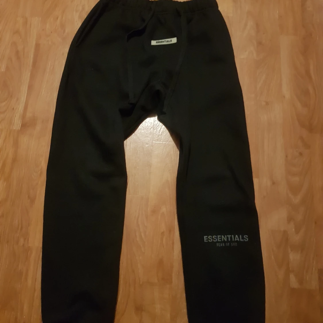 Svarta tracksuit från Essentials Fear of God med tags också 