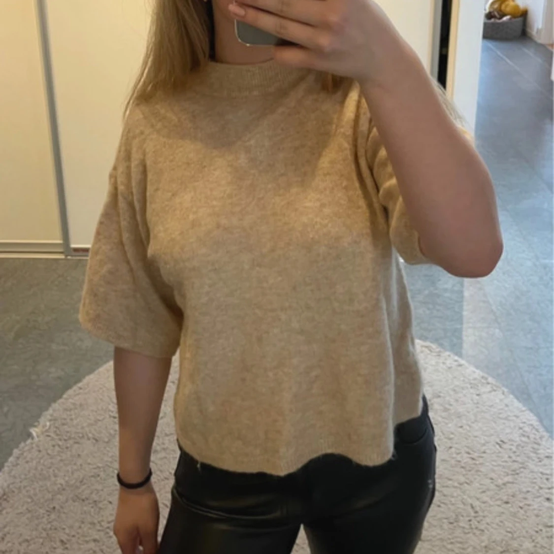 Beige stickad tröja med kort ärm