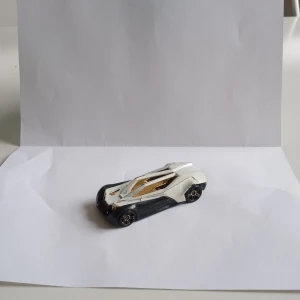 Hot Wheels Batmobil - Säljer en cool leksaksbil från Hot Wheels som föreställer Batmobilen. Bilen är svart och vit med detaljer i guld och har en futuristisk design. Perfekt för samlare eller som leksak till barn som gillar bilar och superhjältar.