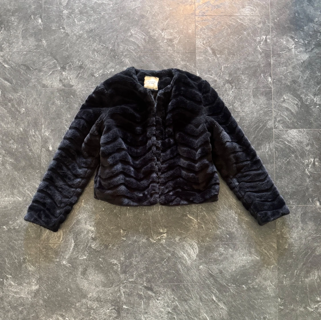 Svart fuskpälsjacka från Jacqueline de Yong i S