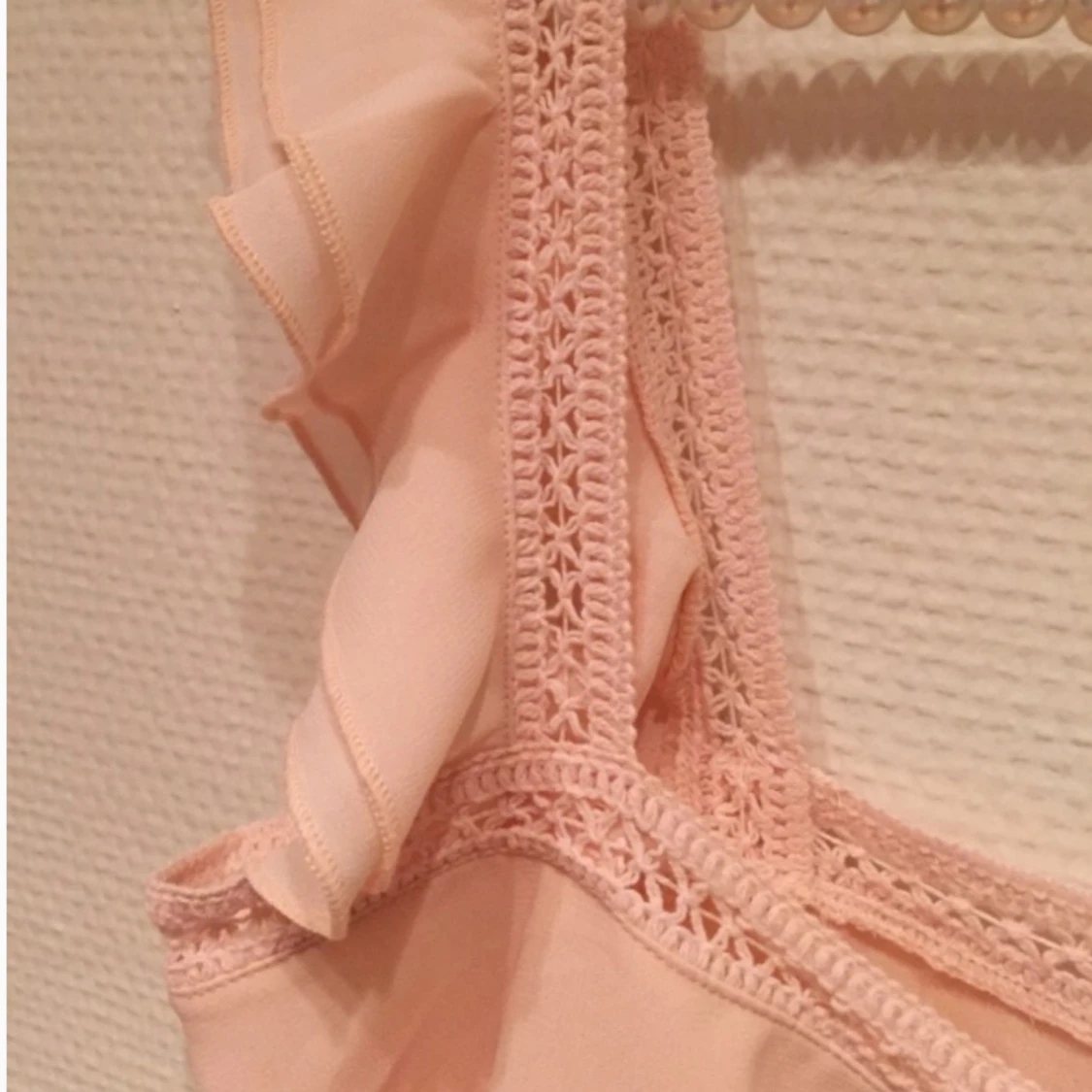 Puderrosa topp med spetsdetaljer - 4
