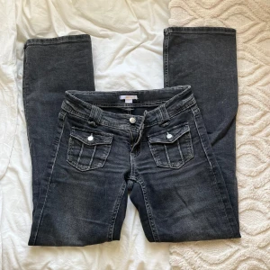 Gina Young jeans 152 - Gina Young jeans i storlek 152 bootcut, säljer pgr försmå, jätte fint skicka o använt några gånger men i väldigt bra skick.Innerbenslängd: 70cm.  rakt över midjan: 36 men är stretch i de.💘(pris kan diskuteras såklart!!)